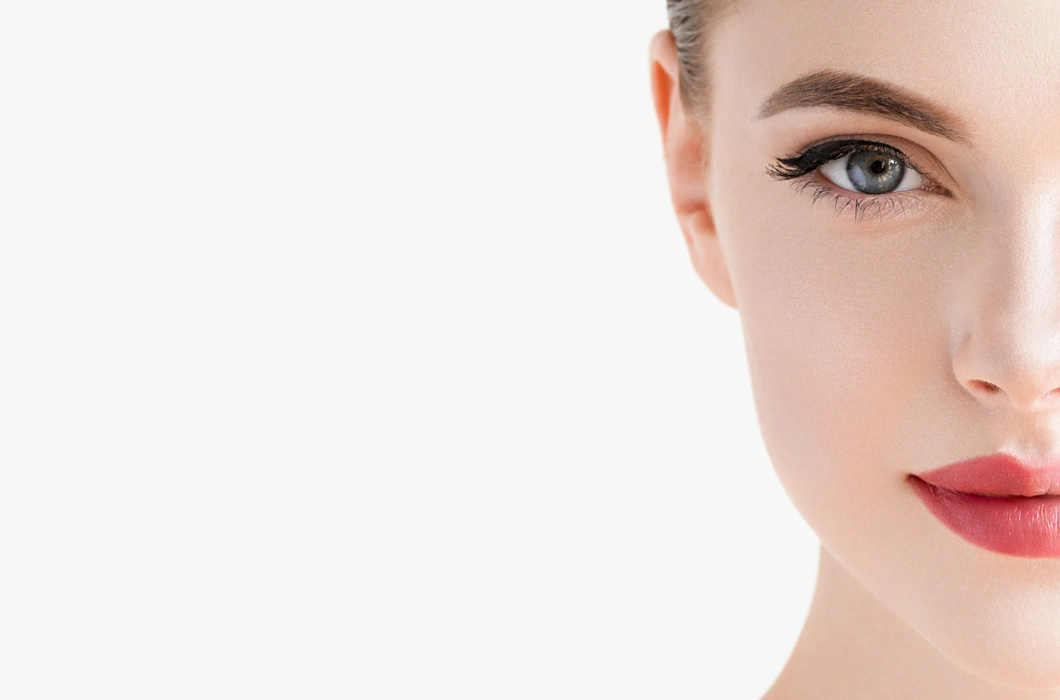 Grüne Augen schminken: Schritt-für-Schritt Anleitung für einen natürlichen Look