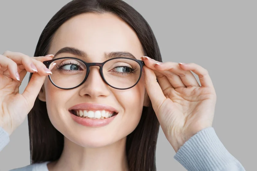 Frisuren, die perfekt zu einem ovalen Gesicht mit Brille passen