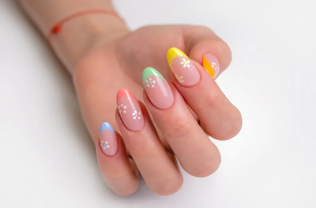 Frühlingsnägel: Welche Farben sind angesagt und wie erstellt man florale Designs