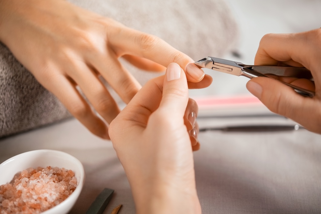 Wie entfernt man die Nagelhaut und welche Methode ist am besten