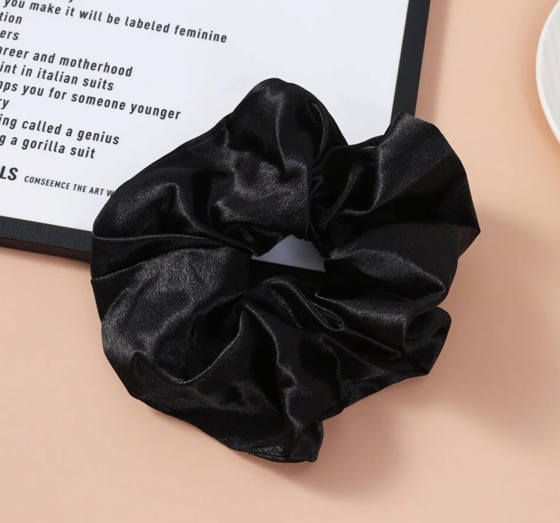 Sister Young Lilu Satin-Haarband Scrunchie Black