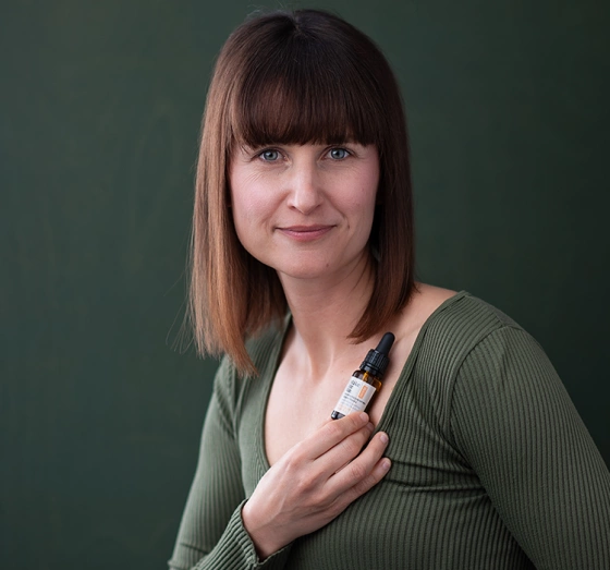 Kliknij na zdjęcie, aby je powiększyć MAKE ME BIO BLOOMI POWER OF MARULA ANTIOXIDATIVES LINDERUNGSSERUM MIT MARULA ÖL 15ML