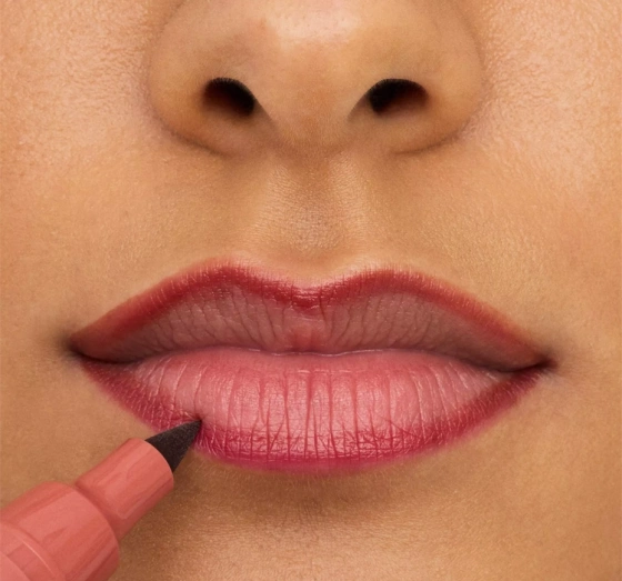 Kliknij na zdjęcie, aby je powiększyć Essence Line N'Stain Tattoo Flüssiger Lipliner 02 Must Have Brown 2,5 ml