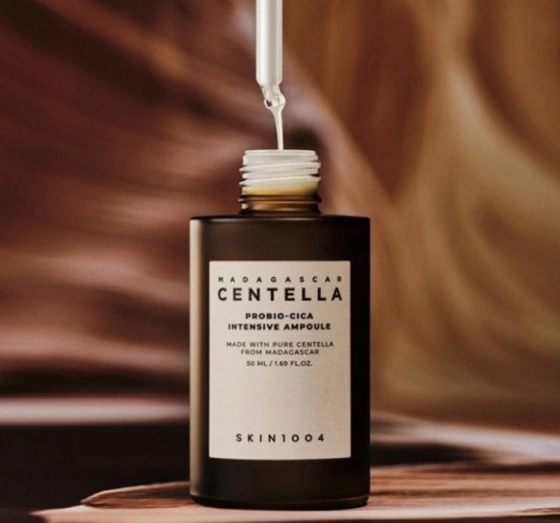 Kliknij na zdjęcie, aby je powiększyć SKIN1004 Madagascar Centella Probio-Cica Intensive Ampoule Regenerierendes Serum für Gesicht 50 ml