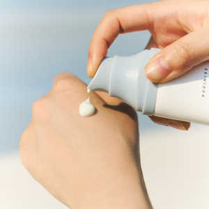 Skin1004 Madagascar Centella Hyalu-Cica Water-Fit Sun Serum – schützende Gesichtscreme SPF50+ PA++++ 2 x 50 ml