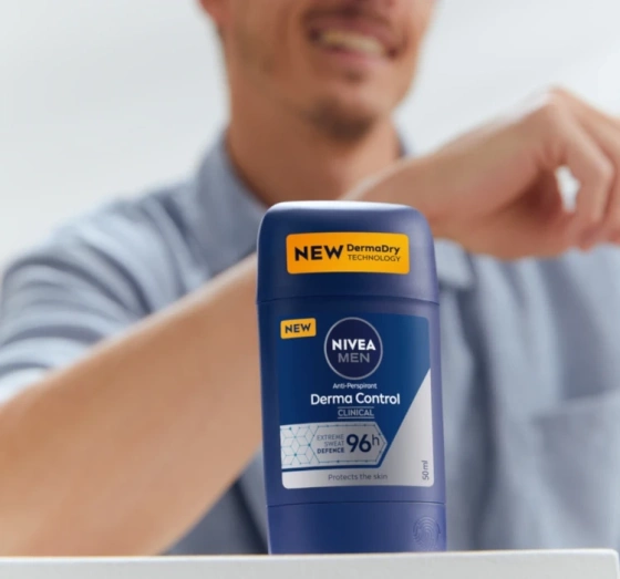 Kliknij na zdjęcie, aby je powiększyć NIVEA MEN DERMA DRY CONTROL MAXIMUM ANTITRANSPIRANT IM STIFT FÜR MÄNNER 50ML