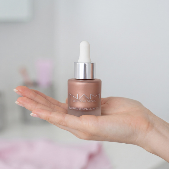 Kliknij na zdjęcie, aby je powiększyć NAM Blonzing Drops – aufhellender flüssiger Bronzer-Rouge 03 15 ml