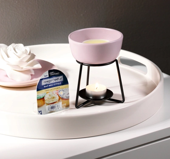 Kliknij na zdjęcie, aby je powiększyć Yankee Candle Pebble Duftwachskamin Grey Lilac