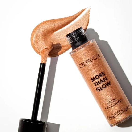 Kliknij na zdjęcie, aby je powiększyć Catrice More Than Glow Flüssighighlighter 030 Golden Silk 10,5 ml