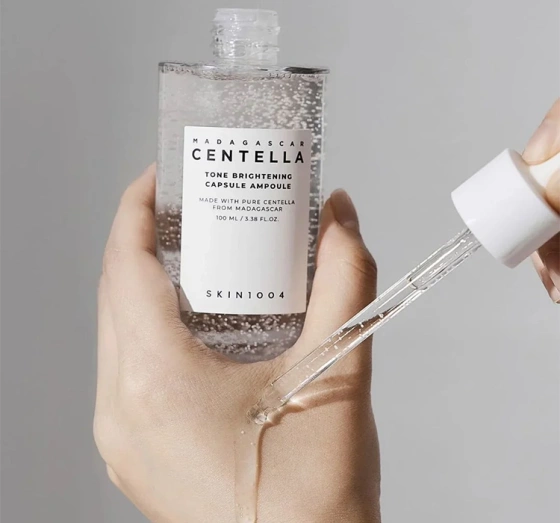 Kliknij na zdjęcie, aby je powiększyć SKIN1004 Madagascar Centella Tone Brightening Capsule Ampoule Aufhellendes Gesichtsserum 100 ml