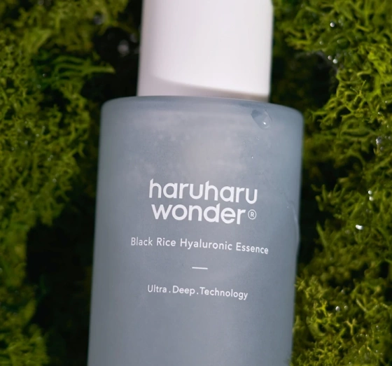 Kliknij na zdjęcie, aby je powiększyć Haruharu Wonder Black Rice Hyaluronic Essence Feuchtigkeitsspendende Gesichts-Essenz 50 ml