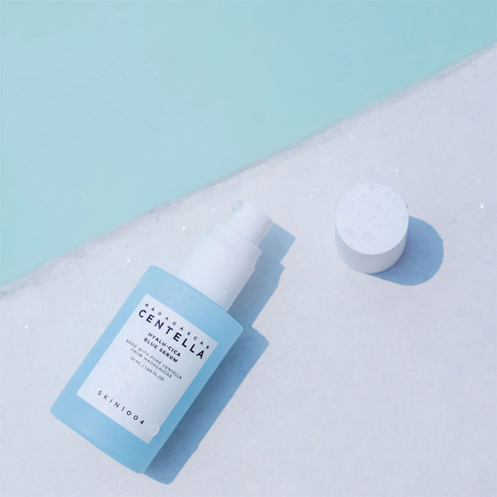 Kliknij na zdjęcie, aby je powiększyć SKIN1004 Madagascar Centella Hyalu-Cica Blue – feuchtigkeitsspendendes Gesichtsserum mit asiatischem Wassernabel 50 ml