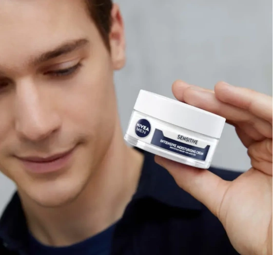 Kliknij na zdjęcie, aby je powiększyć NIVEA MEN SESITIVE FACE CREAM FEUCHTIGKETISSPENDENDE GESICHTSCREME 50ML