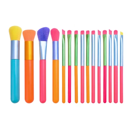 Kliknij na zdjęcie, aby je powiększyć SET VON BUNTEN MAKE UP PINSELN 15 STÜCK