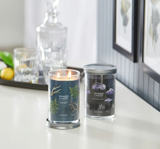 Kliknij na zdjęcie, aby je powiększyć Yankee Candle Signature Tumbler Große Duftkerze Bayside Cedar 567 g