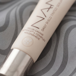 NAM Daily Shield Tinted – getöntes Gesichtsserum mit LSF 25, 02, 25 g
