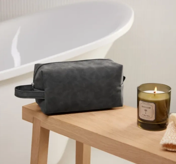 Kliknij na zdjęcie, aby je powiększyć NIVEA MEN SENSITIVE ELEGANCE KOSMETIKSET FÜR MÄNNER MIT KOSMETIKTASCHE