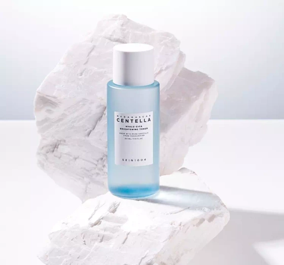 Kliknij na zdjęcie, aby je powiększyć SKIN1004 HYALU-CICA BRIGHTENING TONER GESICHTSWASSER 210ML