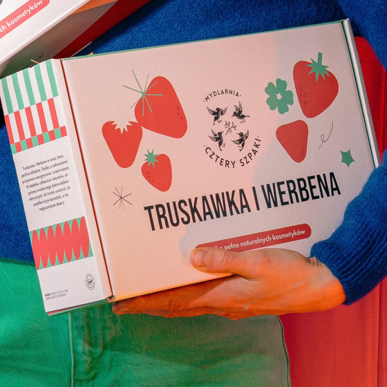 Kliknij na zdjęcie, aby je powiększyć Mydlarnia Cztery Szpaki Geschenkset mit Naturkosmetik Erdbeere und Verbene Flüssigseife 300 ml + Massageöl 100 ml