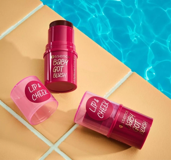 Kliknij na zdjęcie, aby je powiększyć Essence Baby Got Blush Stick 50 Cherry Cherry Baby 5,5g
