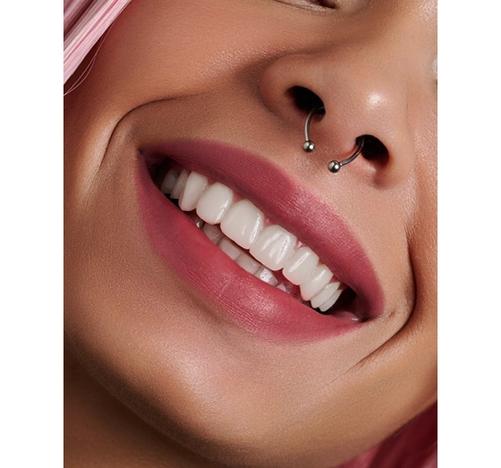 Kliknij na zdjęcie, aby je powiększyć LAMEL SILK COVER SAMTIGER LIPPENSTIFT 403 SOFT CORAL 3,8G