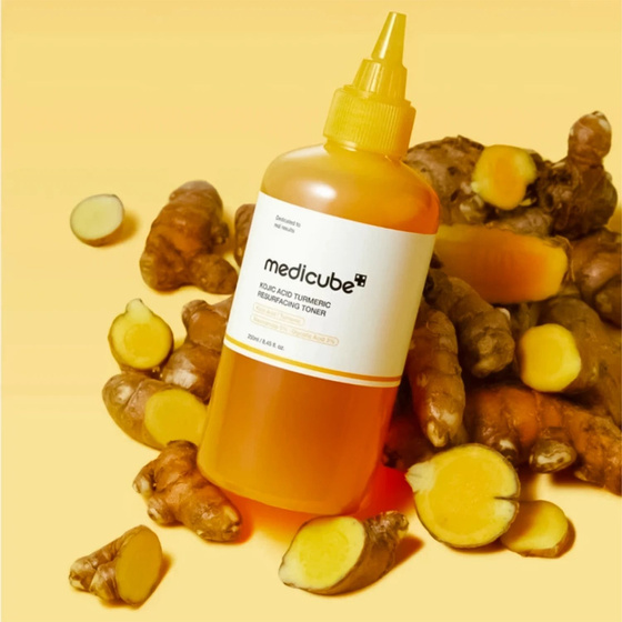 Medicube Kojic Acid Turmeric Resurfacing Toner – aufhellendes Gesichtswasser mit Kojisäure, 250 ml