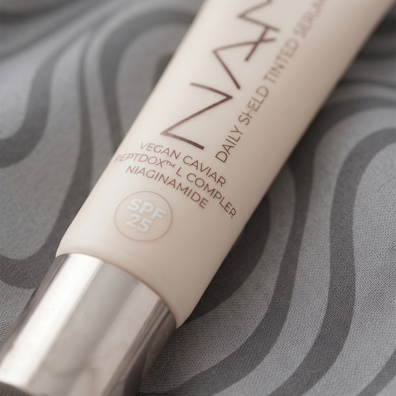 NAM Daily Shield Tinted – getöntes Gesichtsserum mit LSF 25, 02, 25 g