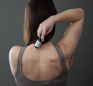 MAKE ME BIO BLOOMI POWER OF MARULA ANTIOXIDATIVES LINDERUNGSSERUM MIT MARULA ÖL 15ML