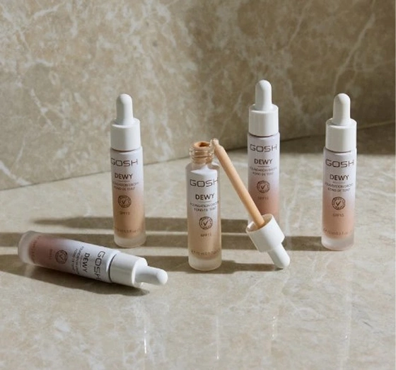 Kliknij na zdjęcie, aby je powiększyć Gosh Dewy Leuchtende Foundation-Tropfen 006 Medium 12 ml