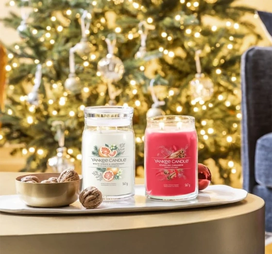 Kliknij na zdjęcie, aby je powiększyć Yankee Candle Signature Große Duftkerze White Spruce & Grapefruit 567 g