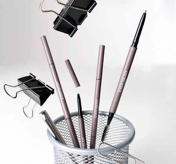 Kliknij na zdjęcie, aby je powiększyć Everybody London Drehbarer Augenbrauenstift mit Bürstchen Dark Brown 0,1 g