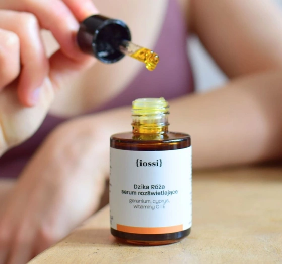 Kliknij na zdjęcie, aby je powiększyć IOSSI WILDE ROSE BELEUCHTENDES SERUM MIT GERANIE ZYPRESSE UND VITAMIN C UND E 30ML