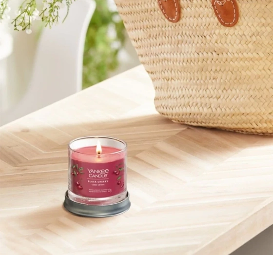 Kliknij na zdjęcie, aby je powiększyć Yankee Candle Signature Duftkerze Tumbler Black Cherry 122g