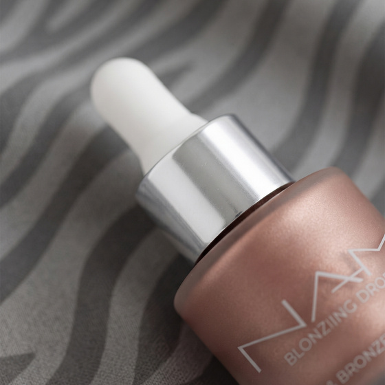 Kliknij na zdjęcie, aby je powiększyć NAM Blonzing Drops – aufhellender flüssiger Bronzer-Rouge 03 15 ml