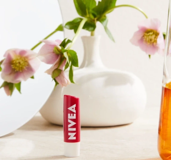 Kliknij na zdjęcie, aby je powiększyć NIVEA LIMITED EDITION LIPPENPFLEGE STRAWBERRY SHINE 5,5ML