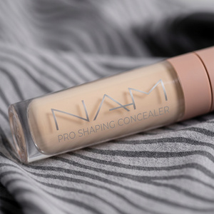 NAM Pro Shaping Concealer – feuchtigkeitsspendender Gesichts-Concealer 07 Natural Nude 6 ml