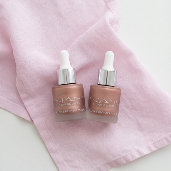 Kliknij na zdjęcie, aby je powiększyć NAM Blonzing Drops – aufhellender flüssiger Bronzer-Rouge 03 15 ml