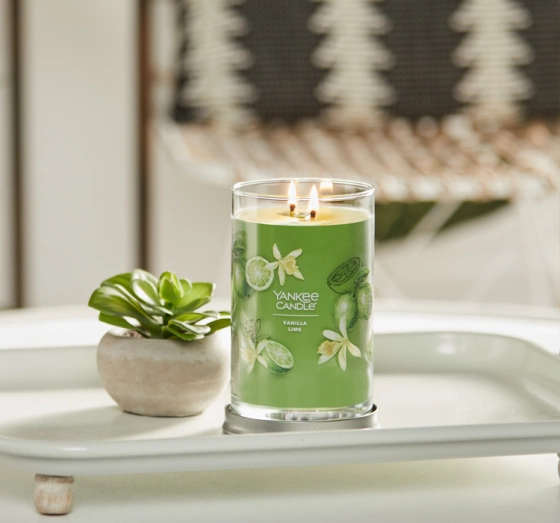 Kliknij na zdjęcie, aby je powiększyć Yankee Candle Signature Tumbler Große Duftkerze Vanilla Lime 567 g