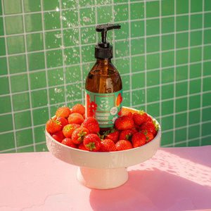 Mydlarnia Cztery Szpaki Geschenkset mit Naturkosmetik Erdbeere und Verbene Flüssigseife 300 ml + Massageöl 100 ml