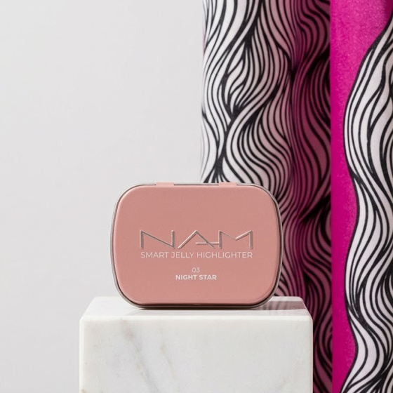 Kliknij na zdjęcie, aby je powiększyć NAM Smart Jelly Highlighter – Gesichts-Highlighter in Gel-Formel 03 Night Star 10 g