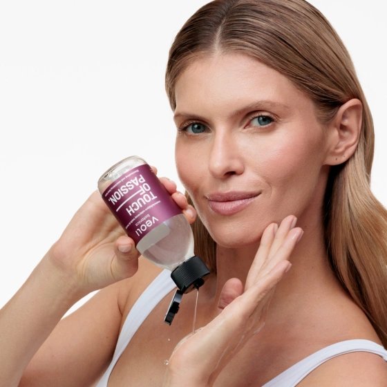 Kliknij na zdjęcie, aby je powiększyć Veoli Botanica Touch Of Passion Aufhellend-nährendes Gesichtstonikum 150 ml