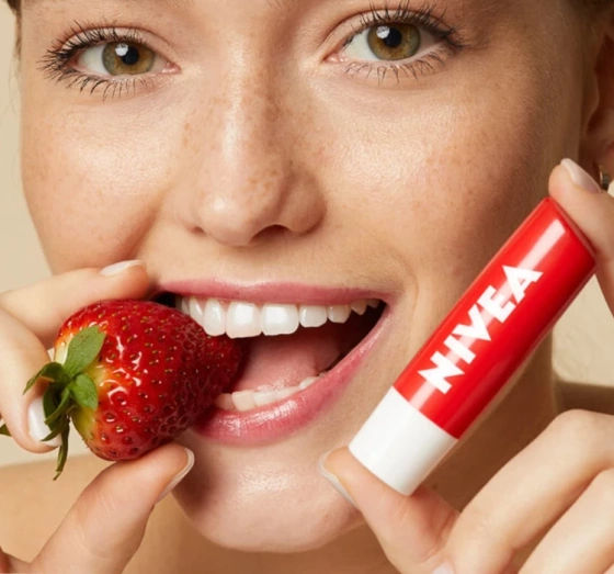 Kliknij na zdjęcie, aby je powiększyć NIVEA LIMITED EDITION LIPPENPFLEGE STRAWBERRY SHINE 5,5ML