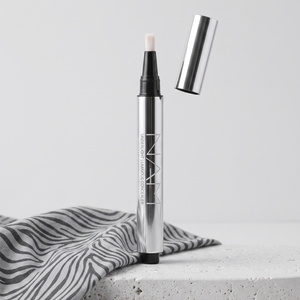 NAM Underlight Luminous Concealer – aufhellender Concealer für die Augenpartie 01 Pearly Rose 3,2 g