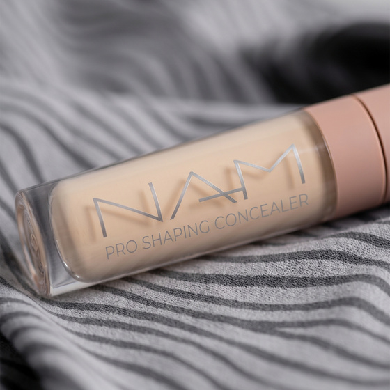 NAM Pro Shaping Concealer – feuchtigkeitsspendender Gesichts-Concealer 07 Natural Nude 6 ml