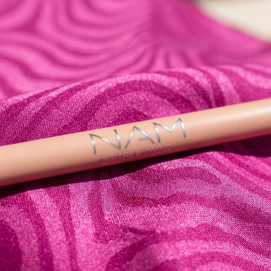 Kliknij na zdjęcie, aby je powiększyć NAM Epic Liner cremiger Lippenkonturenstift 01 Vintage Pink 1,2 g