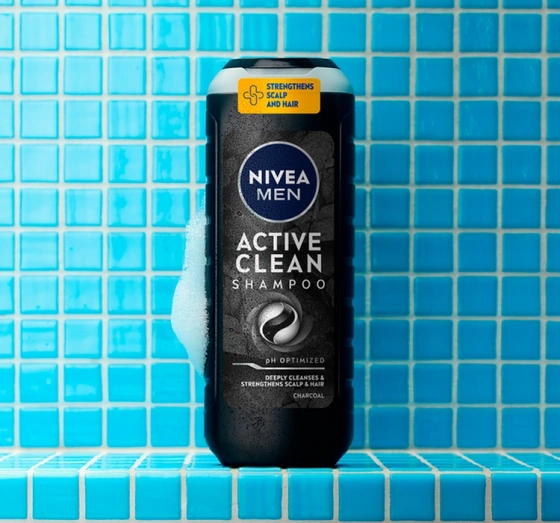 Kliknij na zdjęcie, aby je powiększyć NIVEA MEN Active Clean Pflegendes Herrenshampoo 500 ml