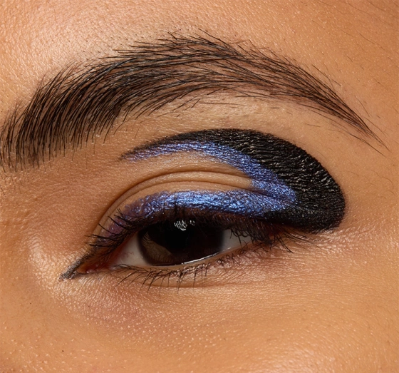 Kliknij na zdjęcie, aby je powiększyć NYX Professional Makeup x Beetlejuice zweiseitiger Eyeliner 02 Black + Purple Chrome 0,1g + 0,4ml