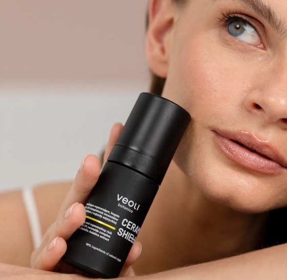 Kliknij na zdjęcie, aby je powiększyć Veoli Botanica Ceramide Touch Feuchtigkeitsspendend-regenerierendes leichtes Gesichtsserum 30 ml