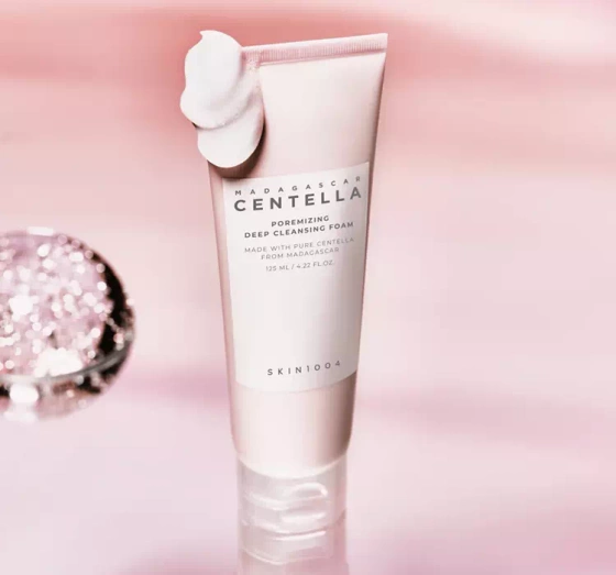 Kliknij na zdjęcie, aby je powiększyć SKIN1004 POREMIZING DEEP CLEANSING FOAM REINIGUNGSSCHAUM FÜR GESICHT 125ML