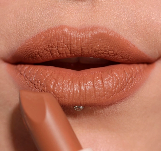 Kliknij na zdjęcie, aby je powiększyć MAKEUP REVOLUTION LIP ALLURE SOFT SATIN LIPPENSTIFT DIVINE BROWN 3,2G